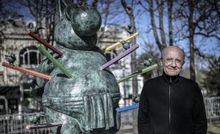 Philppe Geluck devant une de ses sculptures