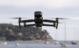 Un drone de la police lors de la surveillance des plages de Villefranche-sur-Mer, dans le cadre du respect du confinement.