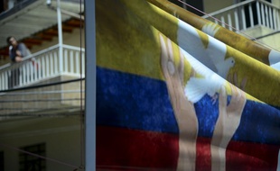 Un drapeau colombien orné d'une colombe, symbole de paix