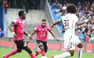 Stéphane Sessègnon, juste avant d'armer sa frappe contre Nice, dimanche, lors de l'ouverture du score contre Nice.