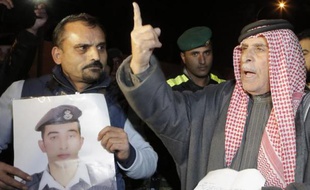 Le père d'un pilote jordanien menacé de mort par l'EI brandit sa photo le 28 janvier 2015 à Amman