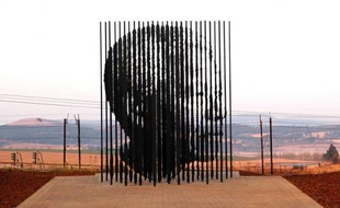 Une statue de Nelson Mandela a été inaugurée samedi à Howick, près de Durban, en présence du président sud-africain Jacob Zuma, sur les lieux même de l'arrestation il y a cinquante ans ans du dirigeant noir sud-africain alors qu'il luttait clandestinement contre l'apartheid.