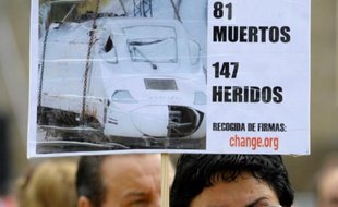 Des proches des victimes de l'accident ferroviaire qui avait tué 80 personnes en 2013 marque le premier anniversaire du désastre, le 24 juillet 2014, à Saint-Jacques-de-Compostelle, en Espagne
