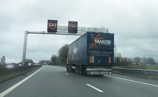 Un camion sur l'autoroute. Illustartion