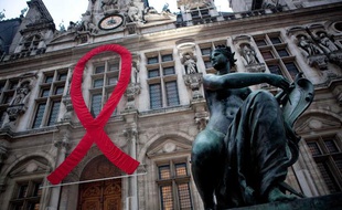 Le ruban rouge, symbole de la solidarité vis-à-vis des victimes du VIH et du sida, installé sur la façade de l'hôtel de ville de Paris, le 1er décembre 2010
