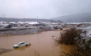Cette photo fournie par les services de secours russes montre le site minier inondé après la rupture du barrage en Sibérie.
