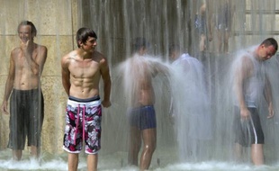 Lundi, la vigilance orange canicule est maintenue sur les régions Alsace, Bourgogne, Franche-Comté et Limousin, ainsi que les départements suivants: Ain (01), Allier (03), Charente (16), Cher (18), Dordogne (24), Haute-Garonne (31), Gers (32), Indre (36), Isère (38), Loire (42), Lot (46), Lot-et-Garonne (47), Haute-Marne (52), Meurthe-et-Moselle (54), Moselle (57), Puy-de-Dôme (63), Rhône (69), Tarn (81), Tarn-et-Garonne (82) et Vosges (88).
