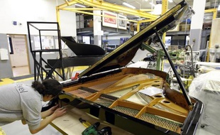 Chopin, Liszt, Debussy ou encore Saint-Saëns y ont joué leurs plus belles partitions: les prestigieux pianos Pleyel ne sortiront bientôt plus de la manufacture de Saint-Denis qui fermera ses portes en fin d'année, 200 ans après la création de la marque.