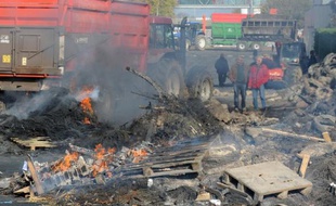 Indignée par l'accord sur le prix de la viande bovine conclu mercredi, la Confédération Paysanne appelle à un rassemblement de protestation mardi à Quimperlé (Finistère) devant le siège du groupe Bigard et demande une nouvelle réunion avec le médiateur et l'ensemble de la filière.