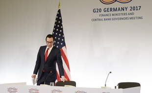 Le secrétaire au Trésor américain, Steven Mnuchin, arrive à une conférence de presse au G20 de Baden-Baden, en Allemagne, le 18 mars 2017.