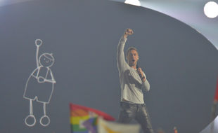 Le chanteur Måns Zelmerlöw, favori de l'édition 2015, représente la Suède. Il a participé à la demi-finale le jeudi 21 mai.