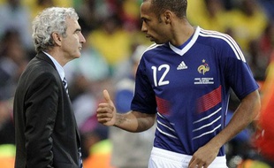 Raymond Domenech et Thierry Henry à Bloemfontein, le 22 juin 2010.