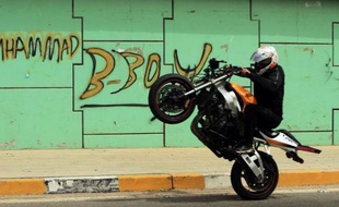 Un coup d'oeil dans le rétro et Moustafa plastronne. Le jeune Irakien soulève sa moto et fait 200 m en roue arrière. Mais aux vivats de ses fans se mêle soudain le ululement des sirènes. "C'est toujours comme ça", peste Ahmed. "La police nous empêche de nous amuser".