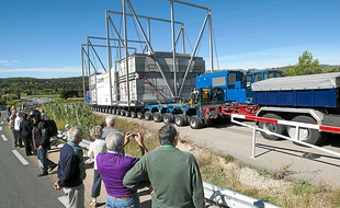 A chaque extrémité sont fixés une cabine de pilotage
et un moteur pour faciliter les manœuvres de l'engin.