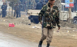 Des rebelles indépendantistes ont tué samedi par balles cinq personnes dans un bureau de vote de l'Etat du Manipur, dans le nord-est de l'Inde, où venait de s'ouvrir un scrutin local, a annoncé la police.