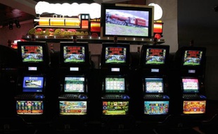 Deux gros gains - 3,5 millions et 314.000 euros - ont été enregistrés vendredi soir en moins de quatre heures sur des machines à sous des casinos de Royan et d'Aix-les-Bains, ont annoncé samedi les organisateurs du "Magic Jackpot".