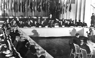 Tombées dans l'oubli avant d'être découvertes par hasard dans un ministère américain, des transcriptions inédites de la conférence de Bretton Woods lèvent le voile sur la difficile naissance du FMI et de la Banque mondiale en 1944.