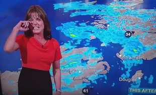 Louise Lear, présentatrice des bulletins météorologiques de la chaîne britannique BBC a cédé à un fou rire contagieux lors de son passage mercredi 3 août 2016.