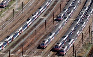 Vue aerienne de RER en banlieue parisienne, en août 2008.