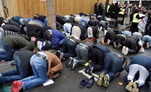 Depuis près de neuf mois, des fidèles musulmans prient illégalement tous les vendredis dans une rue de Clichy, ici le 10 novembre 2017.
