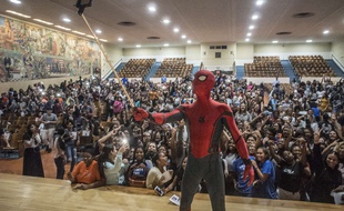 Spider-man a une perche à selfie : ri-di-cu-le
