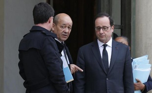 Le Premier ministre Manuel Valls, le ministre de la Défense Jean-Yves Le Drian et le président François Hollande le 10 janvier 2015 à l'Elysée à Paris