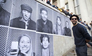 Le 06 novembre 2013. L'artiste JR investit le parvis du Palais de Tokyo du 6 au 8 novembre en collant les portraits des nombreux visiteurs qui souhaitent participer a l'oeuvre monumentale éphèmere.