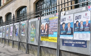 Affiches municipales à Paris.