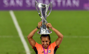 Sarah Bouhaddi, portière de l'OL, s'est vue décerner le trophée de meilleure gardienne de la saison pour la première fois dans l'histoire du football féminin.