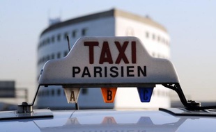 "Bonjour, votre chauffeur est arrivé". Le client est ainsi averti par sms de l'arrivée d'un taxi collectif qui doit le déposer dans une gare ou un aéroport parisien, une formule de transport attractive en période de crise et à l'heure de la flambée des prix du carburant.