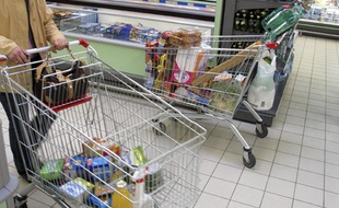 Une personne fait ses courses dans un supermarché.