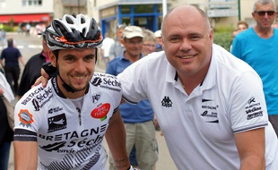 Le manager général Emmanuel Hubert (à d.), ici en compagnie du coureur rennais Armindo Fonseca.
