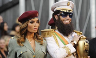 L'acteur britannique Sacha Baron Cohen sur le tapis rouge des Oscars, dans la peau du personnage de son prochain film, The Dictator, le 26 février 2012.