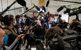 Certaines caméras restent toutefois en dehors de la salle d'audience lors du procès Charlie.