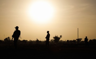 Des soldats en marge de la cérémonie d'hommage militaire aux victimes de l'attaque d'Inates, à Niamey, le 22 décembre 2019.