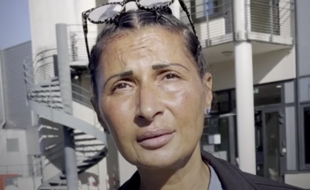 Nacira est préparatrice de commandes dans l'entrepôt qui va fermer, Brut.