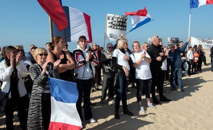 Des personnes participant à une manifestation ant-migrants organisée par le collectif «Les Calaisiens en colère», à Calais le 4 octobre 2015