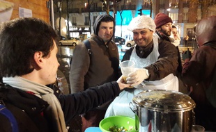Sourire aux levres, Deiaa, ambassadeur de l'association Le Carillon, distribulait les golbelets de soupe impopulaire, jeudi dernier, sur la place Felix-Eboué (12e).