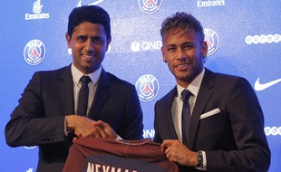 Le Qatari Nasser Al-Khelaifi, président du PSG, accueille Neymar à Paris, le 4 août 2017.