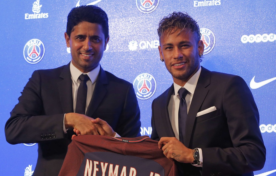 Le foot nouvelle religion des masses faisant tout oublier ? (magnétisme des foules) 960x614_qatari-nasser-al-khelaifi-president-psg-accueille-neymar-paris-4-aout-2017