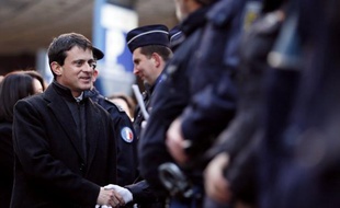Le Figaro parle mardi d'une "explosion des crimes et délits" en novembre tandis que le ministre de l'Intérieur Manuel Valls, interrogé par le journal conservateur, insiste sur une réforme du mode d'évaluation de la délinquance.