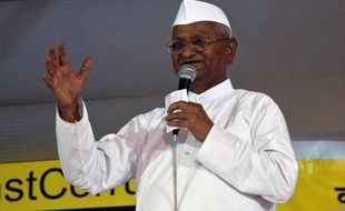 Il fut porté aux nues par des millions d'Indiens qui voyaient en lui un nouveau Gandhi capable de mettre fin au fléau de la corruption. Mais un an après avoir ébranlé le pouvoir et promis "la révolution", Anna Hazare, militant de 75 ans, ne fait plus recette.