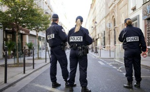 Des policiers français devant la synagogue Nazareth à Paris le 7 octobre 2012