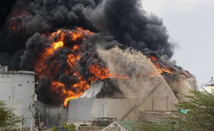 La fuite de gaz ayant provoqué une explosion qui a fait 48 morts dans la principale raffinerie pétrolière du Venezuela suscite nombre de critiques sur le manque d'entretien et d'investissement concernant les installations de la compagnie nationale PDVSA.