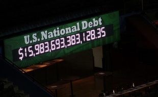 L'horloge de la dette défile lors de la Convention républicaine, à Tampa.