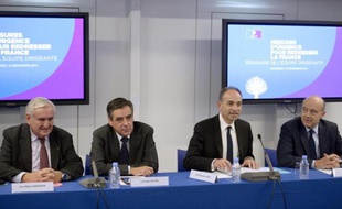 Les trois anciens Premier ministres, Jean-Pierre Raffarin (g), Francois Fillon (2e g) et Alain Juppé (d) qui s'apprêtent à prendre la succession provisoire de Jean-François Copé (2e d), le 18 décembre 2013 à Paris