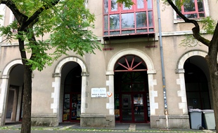 L'entrée de l'auberge de jeunesse de la Manu à Nantes.