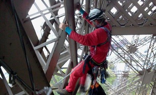 Un militant de Greenpeace se suspend dans une tente au 2e étage de la Tour Eiffel, samedi 26 octobre 2013.