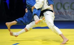 Avec deux médailles dans son escarcelle, la France a débuté timidement les Championnats d'Europe et vécu une première journée frustrante alors que Frédérique Jossinet a manqué le titre et que deux Tricolores ont échoué au pied du podium, vendredi à Lisbonne.