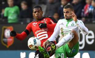 Oussama Tannane (à droite), ici opposé au défenseur rennais Ludovic Baal lors d'une défaite (0-2) en Bretagne.